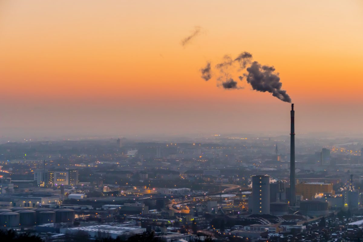 Rauchende Schornsteine einer Firma, Skyline, Umweltverschmutzung, Klimawandel