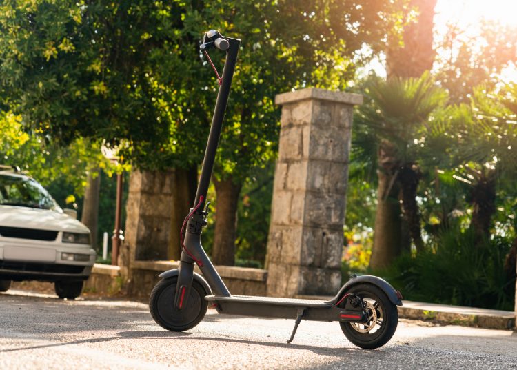Straßentauglicher E-Scooter im alltäglichen Gebrauch