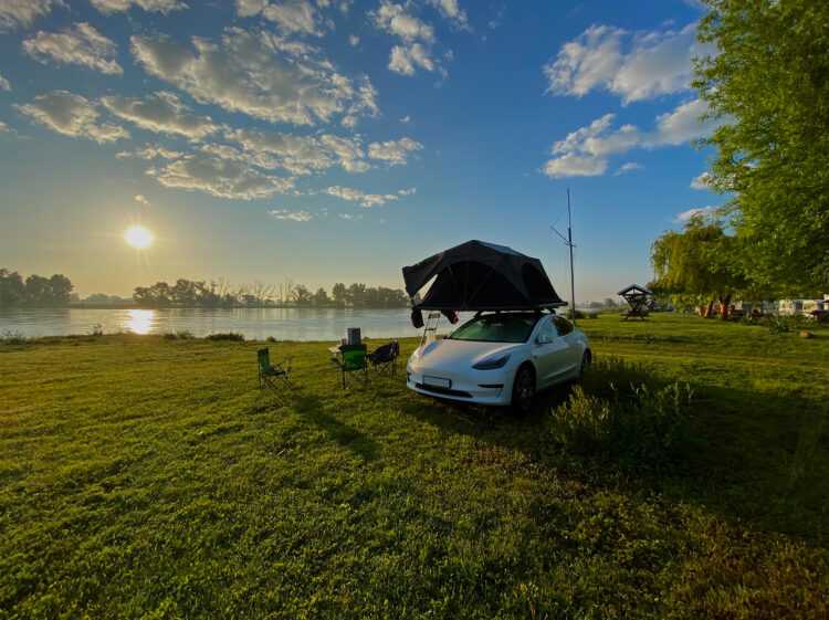 Ein Autodachzelt für den Tesla ermöglicht eine außergewöhnliche Camping-Erfahrung. 