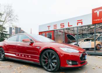 Tesla Model 3 Innenleuchten und Kofferraumbeleuchtung austauschen
